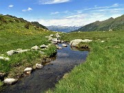 46 Mi abbasso al Lago Piccolo  (1986 m) le cui acque scendono in Valtellina nell'Adda